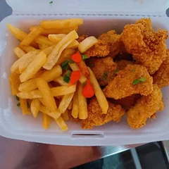 Iscas de Frango Empanado Com Fritas