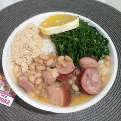 FEIJOADINHA LEVE COM ARROZ, FAROFA E COUVE