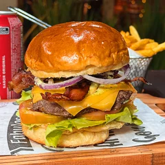 P.C.Q.B.S | PÃO + CARNE + QUEIJO + BACON + SALADA