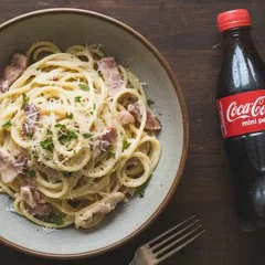 Macarrão ao Molho Branco com Bacon + Coca Cola Mini