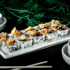 Uramaki Salmão com Amêndoas