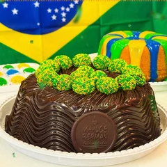Bolo Chocolate dos Deuses Pequeno c/ Brigadeiros do Brasil