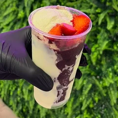 Copo de Açaí Trufado de Ninho e Morango