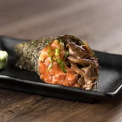 Temaki salmão e shimeji
