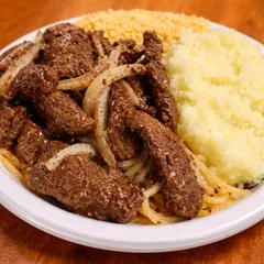Isca De Fígado Acebolado Com Purê De Batata