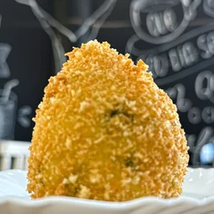 Coxinha Gourmet de Costela Muçarela e Cream Cheese 
