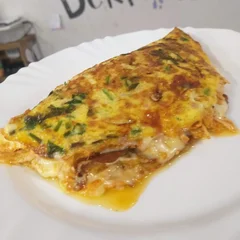 OMELETE CARNE SECA, BACON, TOMATE E QUEIJO 