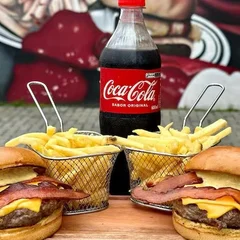 2 BURGERS + 2 BATATAS + 1 REFRI 600ML