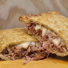 Pastel de Costelinha com Catupiry e Barbecue