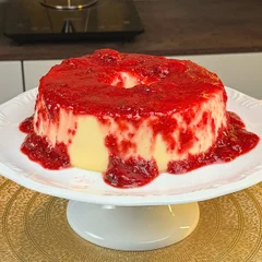 Pudim de Chocolate Branco com Calda de Morango 1Kg [encomenda]