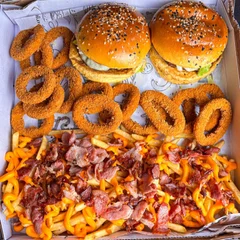 Combo Casal: 2 Lanches + 500g De Fritas Com Cheddar e Bacon + 15 Onion Rings