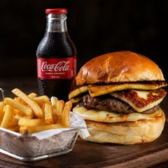 COMBO BURGUER + BATATA+ REFRI LATA ( O MAIS PEDIDO)