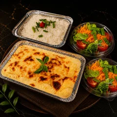 Combo Lasanha Frango ao Molho Branco + Arroz + 2 mini saladas (Para Dois)