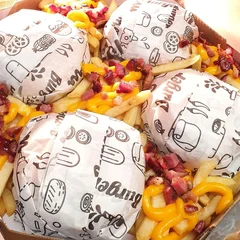 4 Burguers + fritas com cheddar e bacon