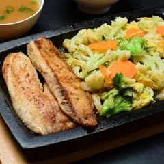 Teppan tilápia e vegetais