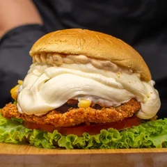 Burguer - Supremo Frango (Frango 150g, Mussarela, Milho, Alface, Tomate e Molho)