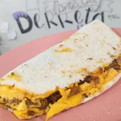TAPIOCA CARNE LOUCA C/ CEBOLA CARAMELIZADA, PIMENTA BIQUINHO E QUEIJO 