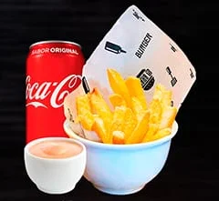 Batata palito, refrigerante, molho