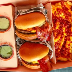 Combo Box Casal Smash Cheddar + Fritas Cheddar Com Bacon + 2 Maionese