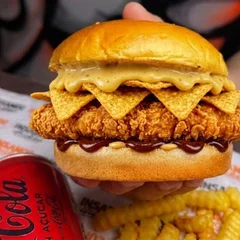 Crunch & Cheddar Doritos + Fritas + Bebida