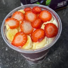 Açai, morango, banana e leite em pó