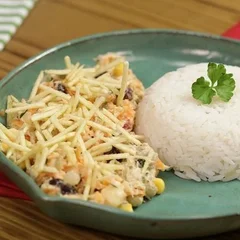 SALPICÃO + ARROZ + FAROFA E BATATA PALHA