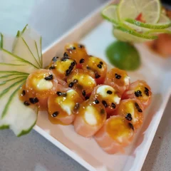 Gunkan de Salmão Geleia de maracuja com 12 peças