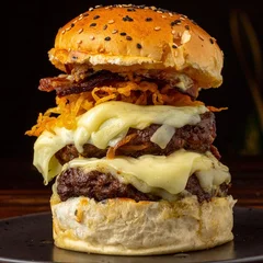 Canis Majoris Burguer (2 carnes 160g, queijo, bacon, maionese, geleia, crispy)