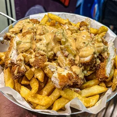 Cardano (Fritas com tiras de frango empanado, molho Payrrol, cebolinha e picles)