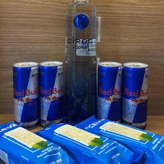 COMBO CIROC TRADICIONAL 750ML + 4 RED BULL TRADICIONAL 250ML + 3 GELO DE COCO 200ML 