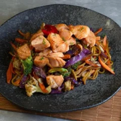 YAKISOBA DE SALMÃO