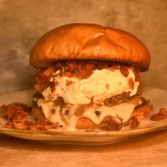 Bendito Cheese Burger
