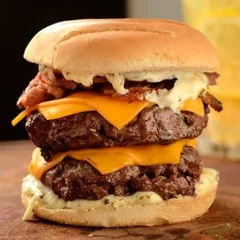 2 Double Cheddar Bacon + 1 Refri de 1l