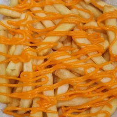 Batata frita 250g + molho cheddar + 1 sache maionese caseira