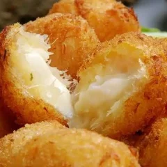 BOLINHO BACALHAU COM QUEIJO