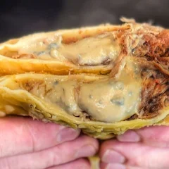 Pastel de Costela Desfiada com Molho Gorgonzola