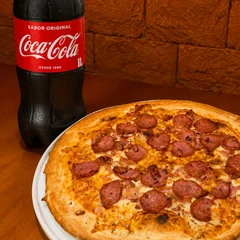 Pizza calabresa grande + coca ou Guaraná de 1 litro