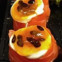 Dyo salmão maçaricado e geleia de  maracuja (2 peças)