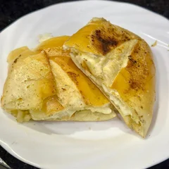Pão francês com queijo minas