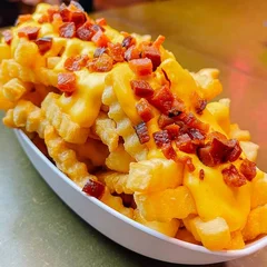 Batata Frita, molho cheddar e bacon