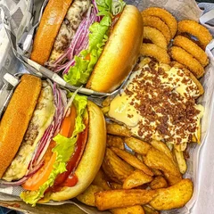 2 Salada Alquimista + 1 fritas P com cheddar e bacon + 1 fritas Rústica P + 1 porção Onion Ring