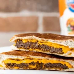 Xis Cheddar Prensado ( pão,maionese, carne e molho cheddar)