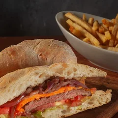 Sanduiche Grumari |  Sanduiche  de Filé Mignon e Cheddar Cremoso e Salada