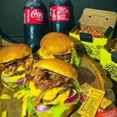 Combo 3 Pessoas Duplo Bacon Salada+ Fritas + Coca Cola 1l
