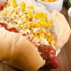 Dogão de frango com duas salsichas 