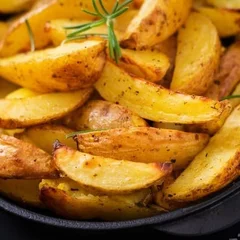 Porção de batata rústica