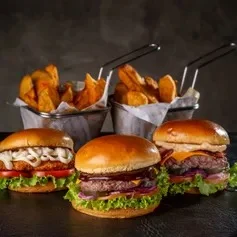 3 Burguers da Sua Escolha + 2 Batatas