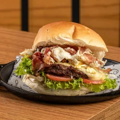 Burger X-Egg Bacon: Carne 110g, Queijo, Bacon Crocante, Ovo, Salada e Molho