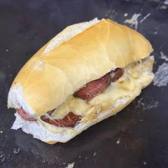 Pão Frances com linguiça calabresa e queijo prato