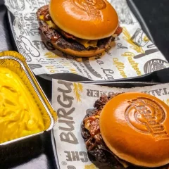 Combo - Bacon em Dose Dupla + Piscina de Cheddar + Fritas + 2 Bebidas